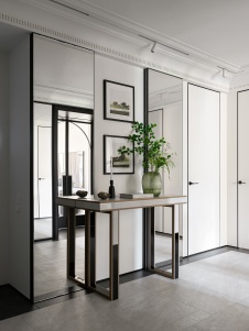 Фото интерьера входной зоны квартиры в стиле неоклассика