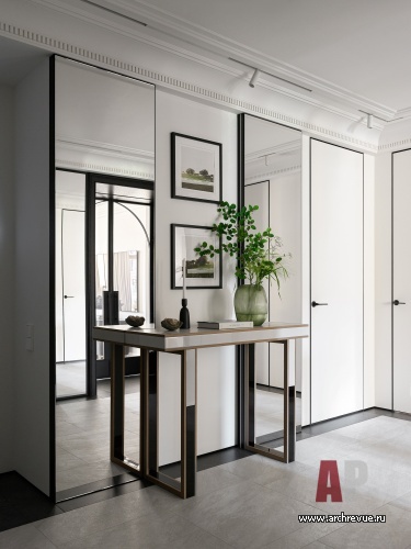 Фото интерьера входной зоны квартиры в стиле неоклассика