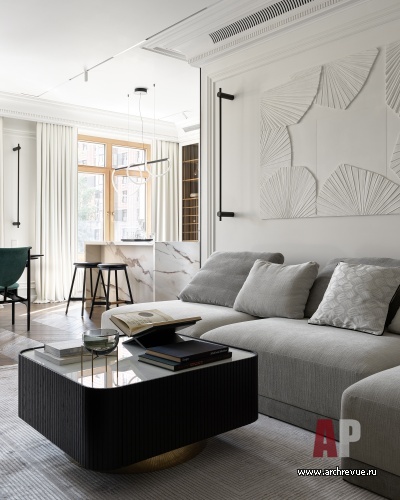 Фото интерьера гостиной квартиры в стиле неоклассика