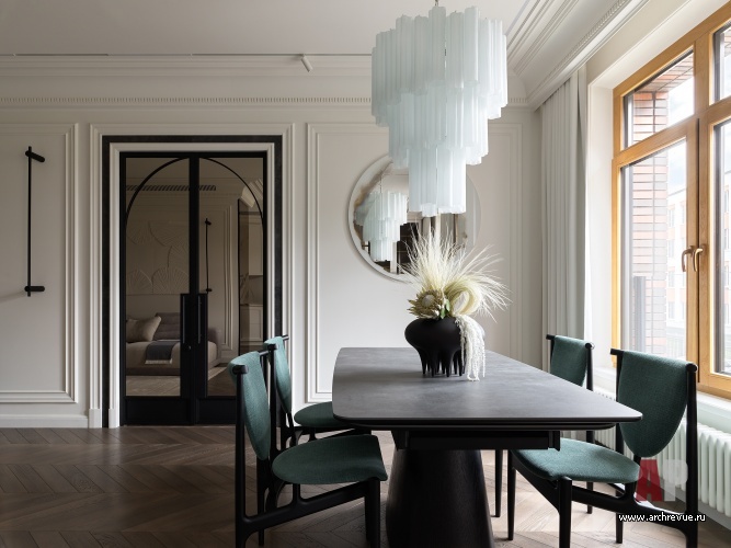 Фото интерьера столовой квартиры в стиле неоклассика