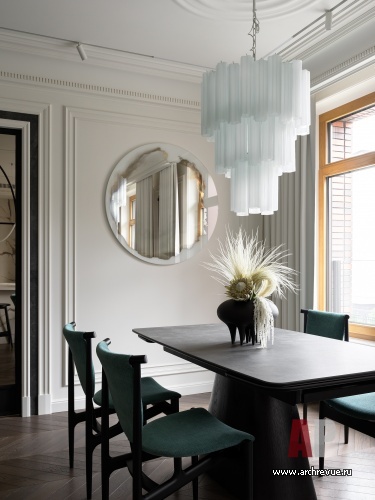 Фото интерьера столовой квартиры в стиле неоклассика
