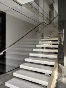 Фото лестницы дома в стиле фьюжн