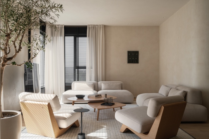 Интерьер 4-х комнатной квартиры с природными мотивами и видом на заповедную зону  