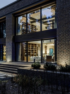 Фото фасада дома в стиле фьюжн