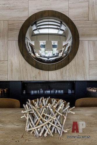 Фото интерьера столовой дома в стиле фьюжн