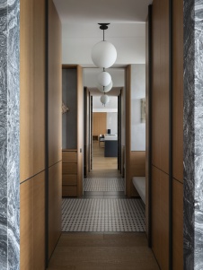 Фото интерьера коридора квартиры в стиле неоклассика