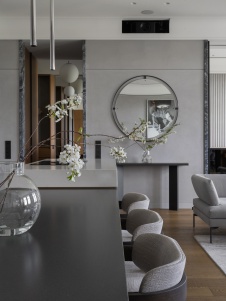 Фото интерьера столовой квартиры в стиле неоклассика