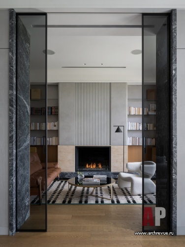 Фото интерьера каминной квартиры в стиле неоклассика