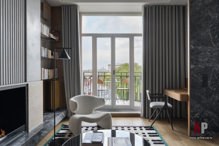 Фото интерьера кабинета квартиры в стиле неоклассика