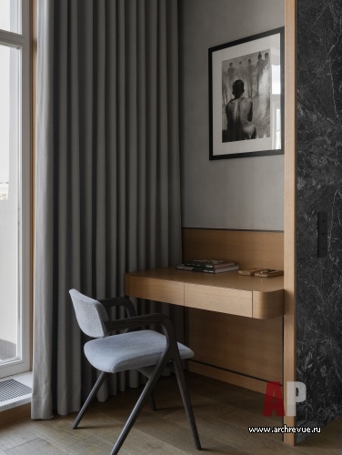 Фото интерьера кабинета квартиры в стиле неоклассика