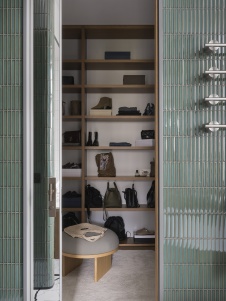 Фото интерьера гардеробной квартиры в стиле неоклассика 