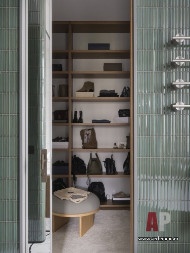 Фото интерьера гардеробной квартиры в стиле неоклассика 