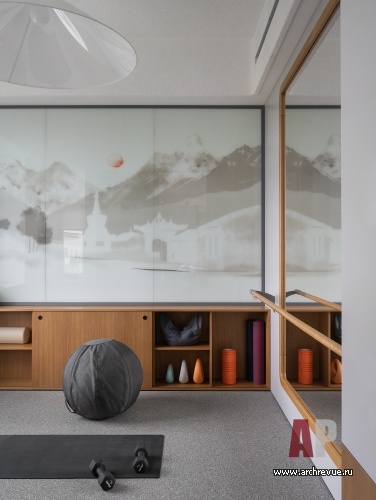 Фото интерьера тренажерного зала квартиры в стиле неоклассика 