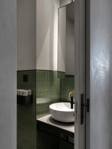 Фото интерьера гостевого санузла квартиры в стиле неоклассика 