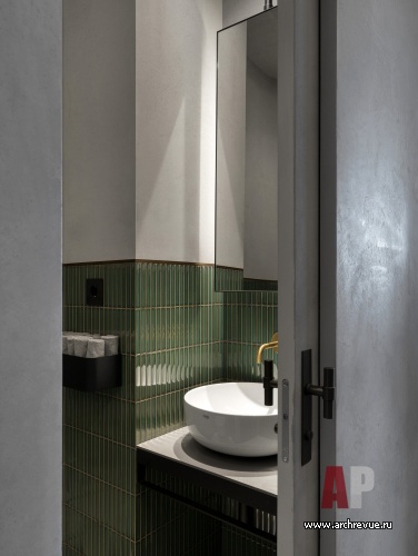 Фото интерьера гостевого санузла квартиры в стиле неоклассика 