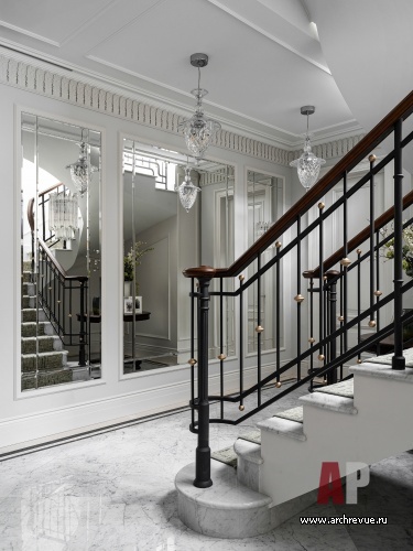 Фото интерьера лестничного холла квартиры в стиле неоклассика