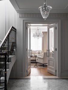 Фото интерьера коридора квартиры в стиле неоклассика