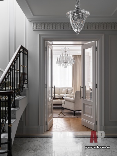 Фото интерьера коридора квартиры в стиле неоклассика