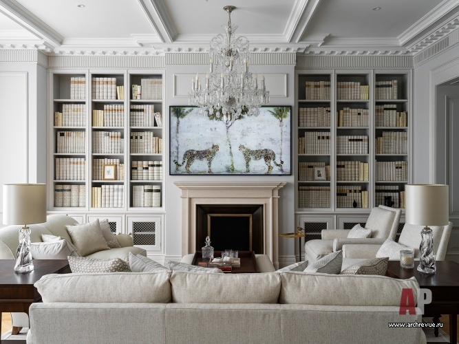 Фото интерьера каминной квартиры в стиле неоклассика