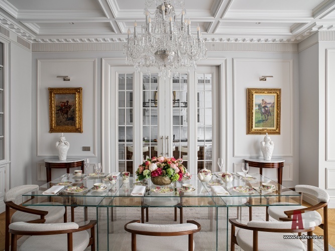Фото интерьера столовой квартиры в стиле неоклассика
