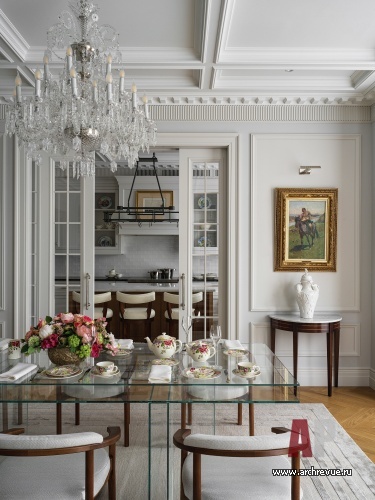 Фото интерьера столовой квартиры в стиле неоклассика