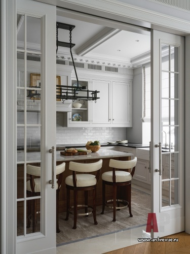 Фото интерьера кухни квартиры в стиле неоклассика