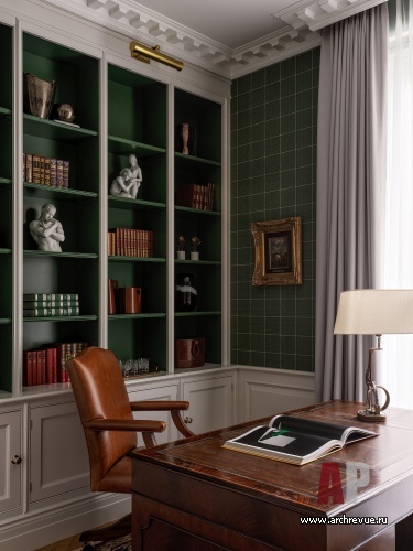 Фото интерьера кабинета квартиры в стиле неоклассика 