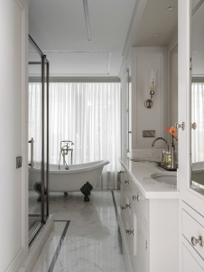 Фото интерьера ванной квартиры в стиле неоклассика