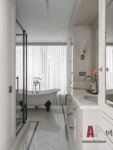 Фото интерьера ванной квартиры в стиле неоклассика