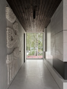 Фото интерьера входной зоны деревянного дома в скандинавском стиле