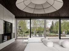 Фото интерьера гостиной деревянного дома в скандинавском стиле