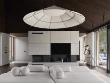 Фото интерьера каминной деревянного дома в скандинавском стиле