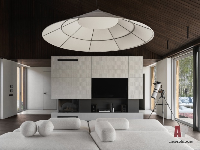 Фото интерьера каминной деревянного дома в скандинавском стиле