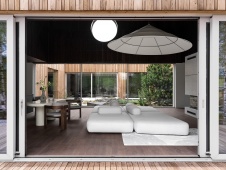 Фото интерьера гостиной деревянного дома в скандинавском стиле