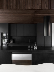 Фото интерьера кухни деревянного дома в скандинавском стиле