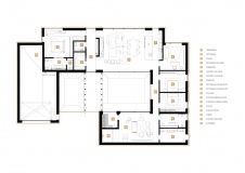 Планировка 1-этажного деревянного дома с внутренним атриумом.