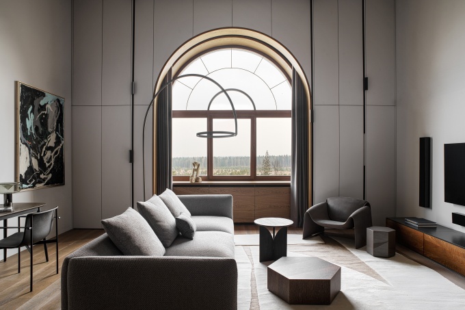 Двухэтажная квартира с арочным окном 