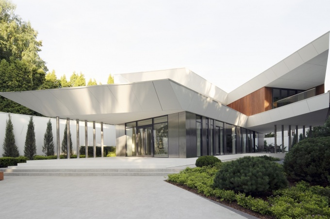 Архитектура и интерьер высокотехнологичного дома в стиле минимализм