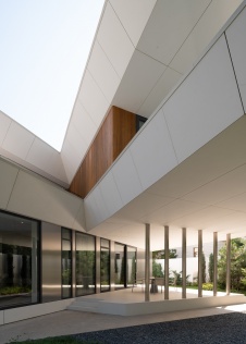 Фото фасада дома в стиле минимализм