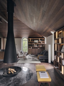 Фото интерьера каминной квартиры в стиле шале 