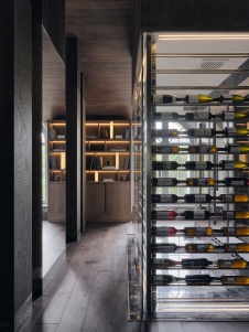 Фото интерьера винотеки квартиры в стиле шале 