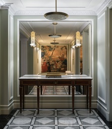 Фото интерьера входной зоны квартиры в стиле неоклассика 