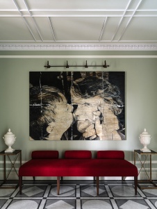 Фото интерьера коридора квартиры в стиле неоклассика 