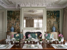 Фото интерьера каминной квартиры в стиле неоклассика 