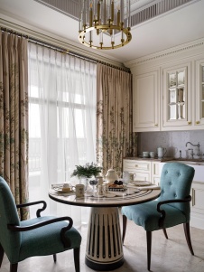 Фото интерьера кухни квартиры в стиле неоклассика 