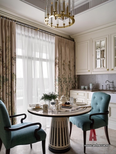 Фото интерьера кухни квартиры в стиле неоклассика