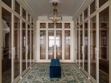 Фото интерьера гардеробной квартиры в стиле неоклассика