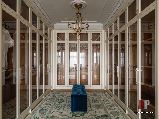 Фото интерьера гардеробной квартиры в стиле неоклассика