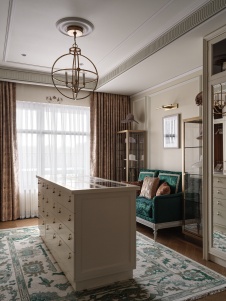 Фото интерьера гардеробной квартиры в стиле неоклассика