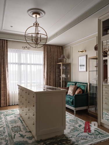 Фото интерьера гардеробной квартиры в стиле неоклассика